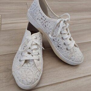 Very G NWOB White Lace Tie Close Sneakers.  Size 10